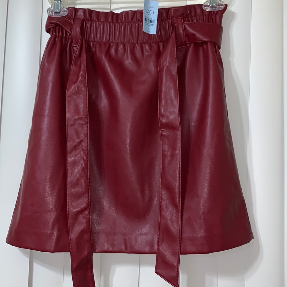 Women Black Faux Leatherβ Skirt with belt.
